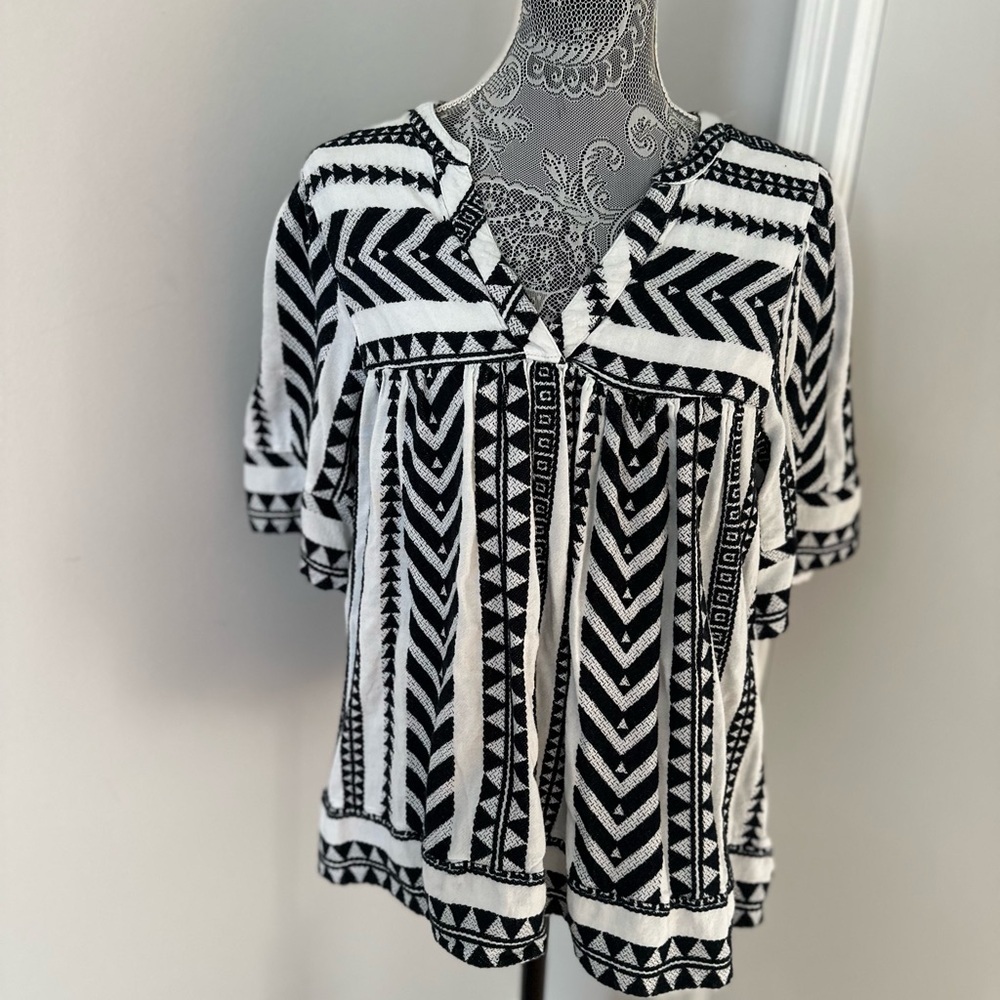 Old Navy Women’s Sz: L Tall black & White Geometric Aztec Print Bell Sleeve Top.